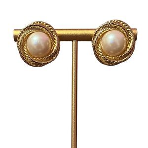 ⭐️3/$25⭐️Gold Tone Pearl Stud Earring